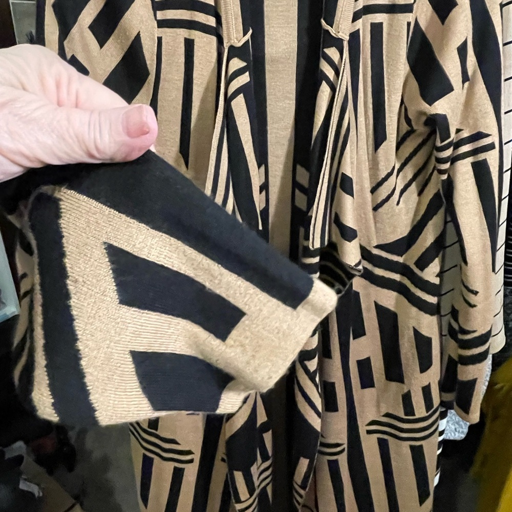 Chic Geometric Patterned Cardigan - image 4
